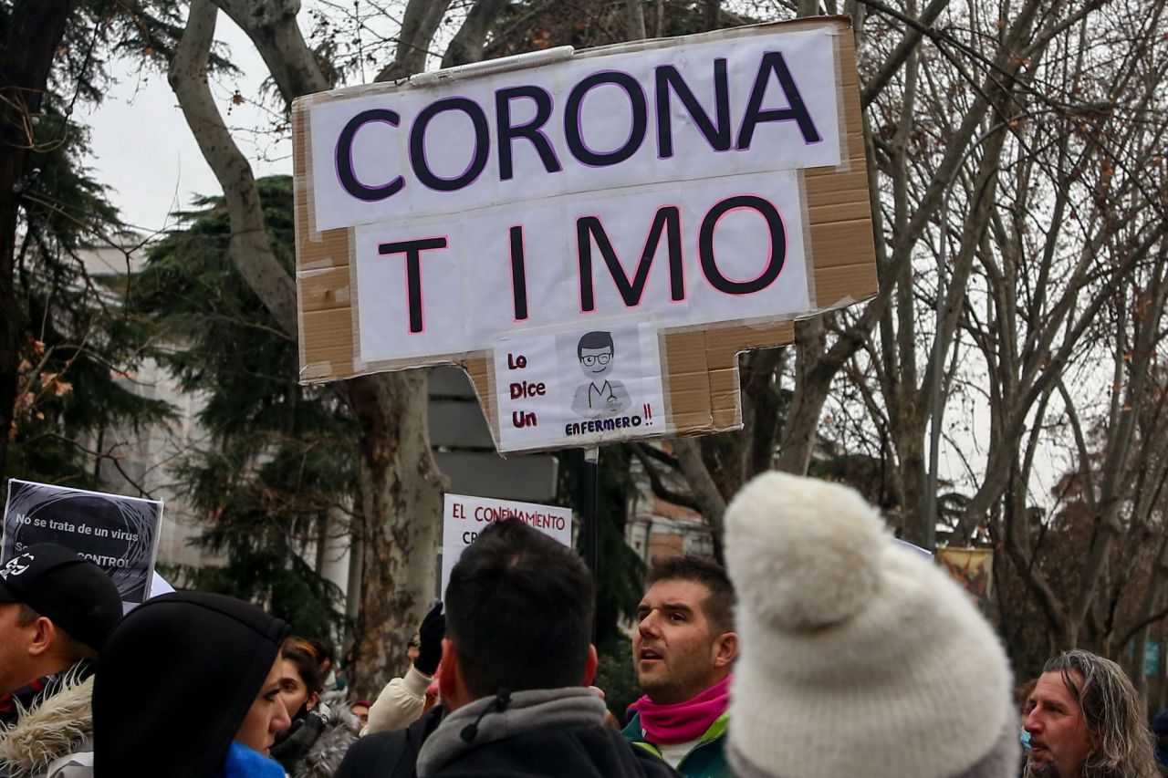 Los negacionistas recorren Madrid en plena tercera ola