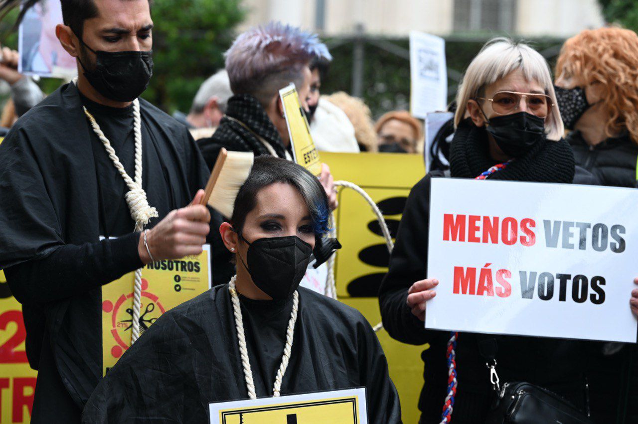 Peluqueros reclaman la bajada del IVA frente al Senado