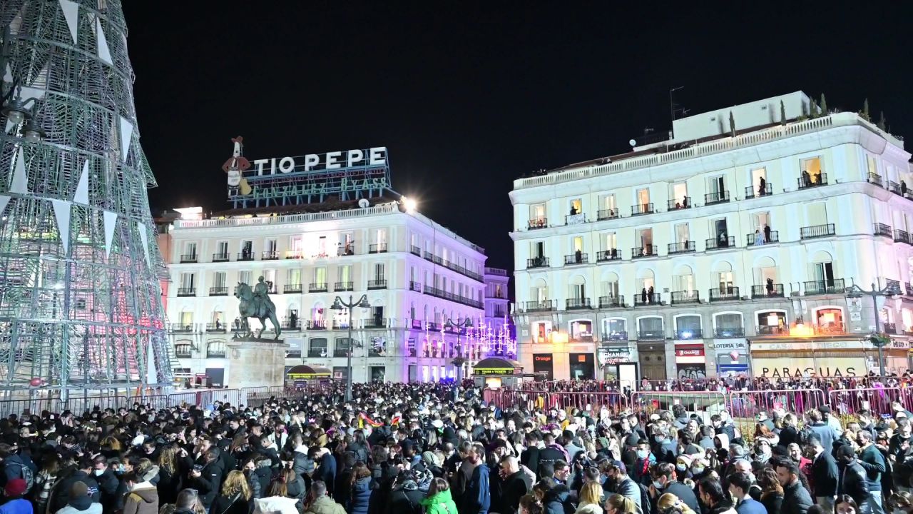 Hasta 7.000 madrileños reciben el año 2022 en la Puerta del Sol. 