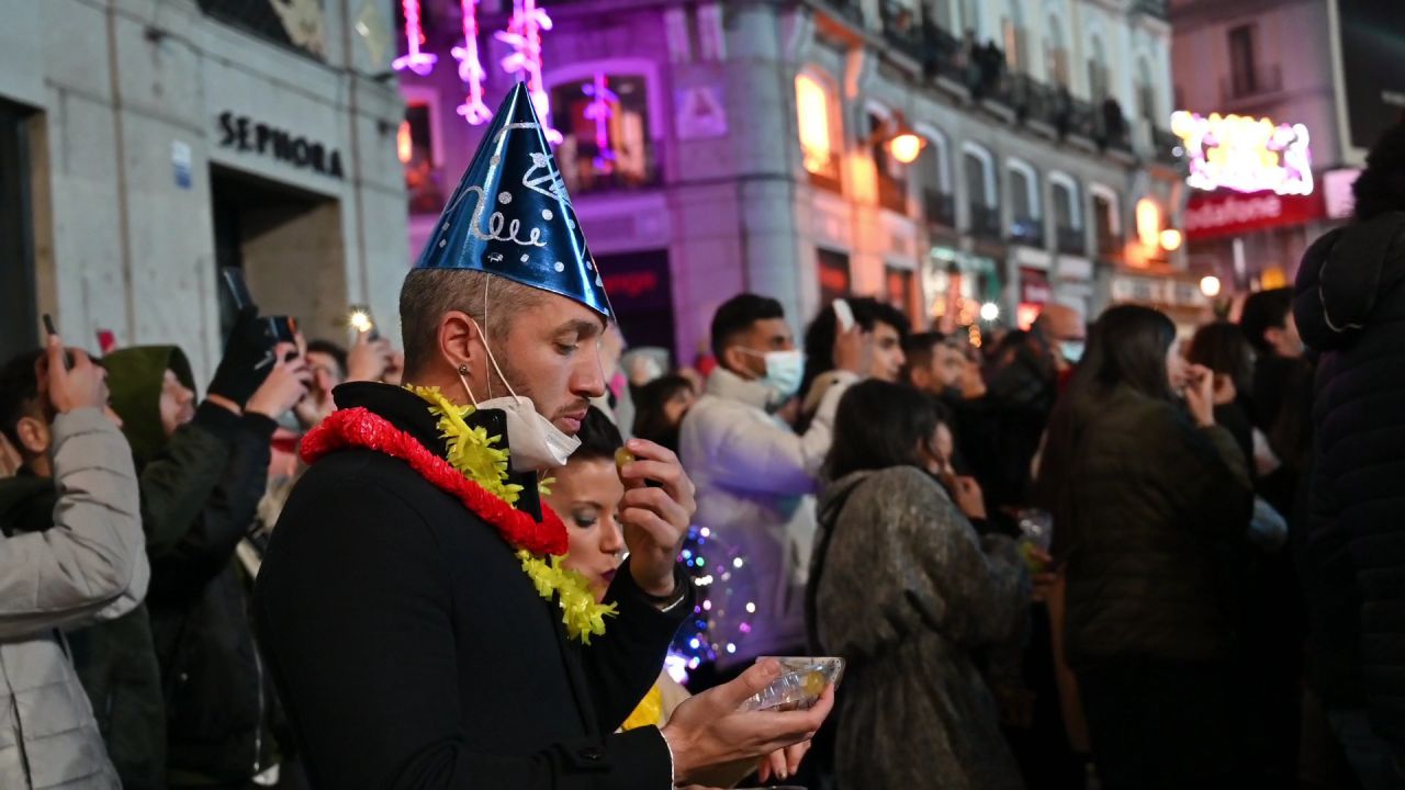 Hasta 7.000 madrileños reciben el año 2022 en la Puerta del Sol. 