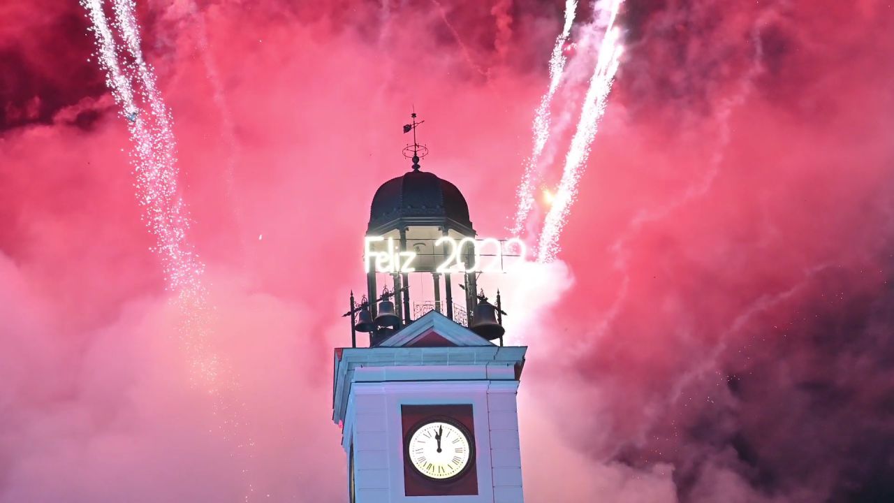 Hasta 7.000 madrileños reciben el año 2022 en la Puerta del Sol. 