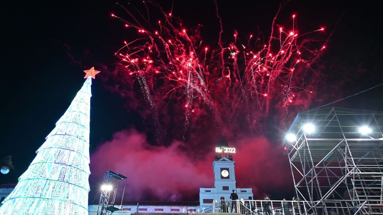 Hasta 7.000 madrileños reciben el año 2022 en la Puerta del Sol. 
