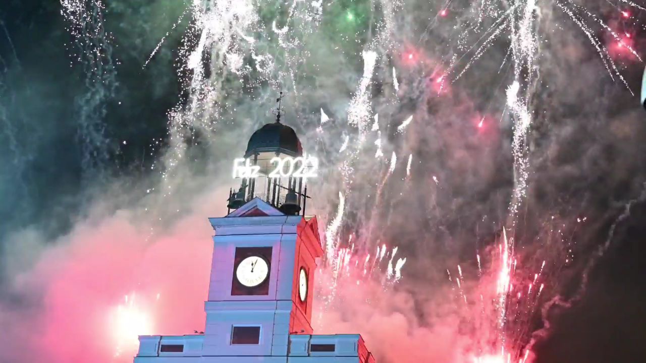 Hasta 7.000 madrileños reciben el año 2022 en la Puerta del Sol. 