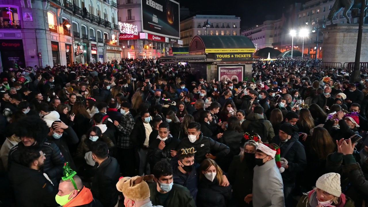 Hasta 7.000 madrileños reciben el año 2022 en la Puerta del Sol. 