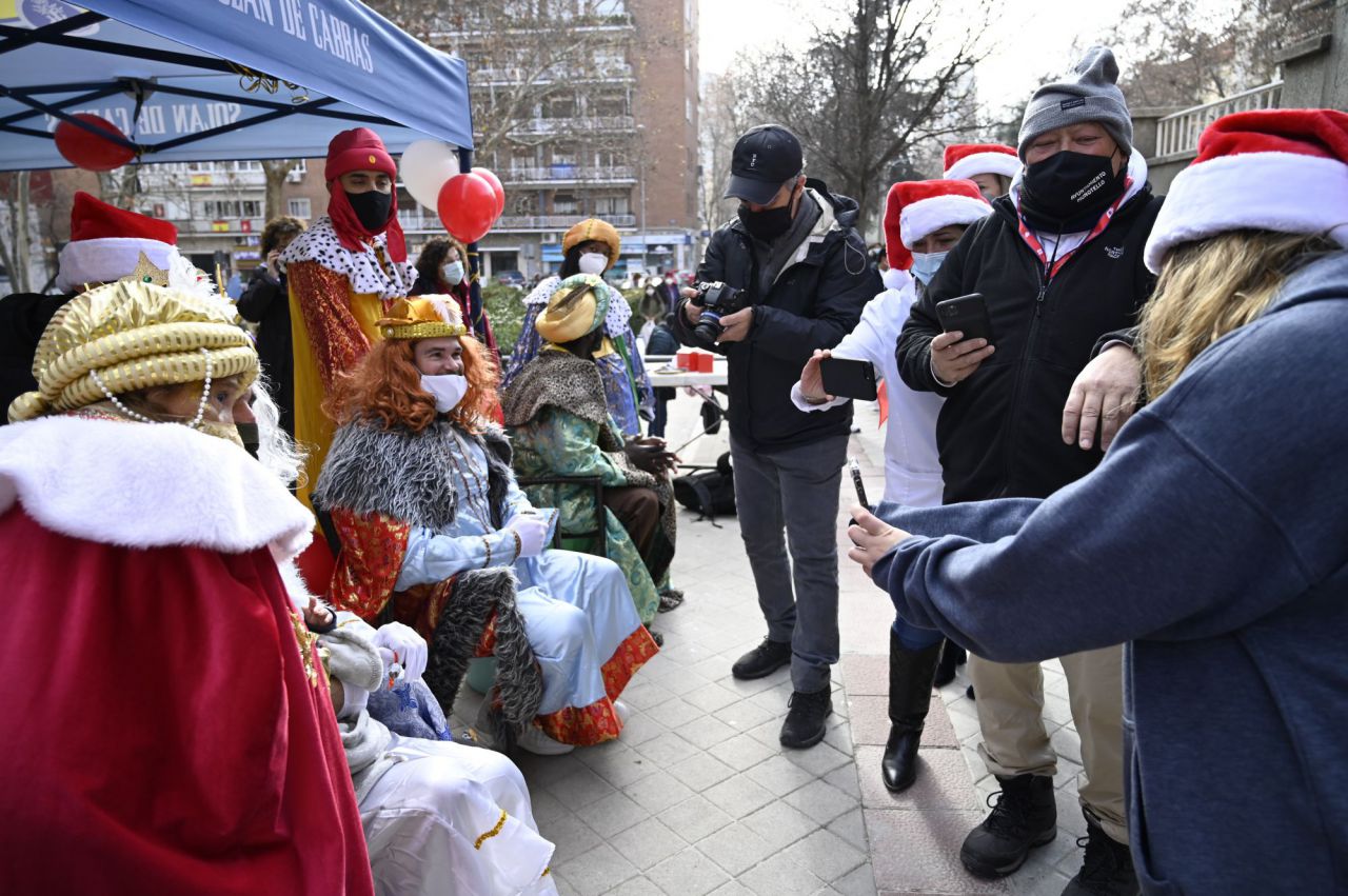 Reparto de juguetes de la Fundación Madrina en la Parroquia Santa Maria Micaela y San Enrique, en la Plaza de San Amaro, a personas necesitadas