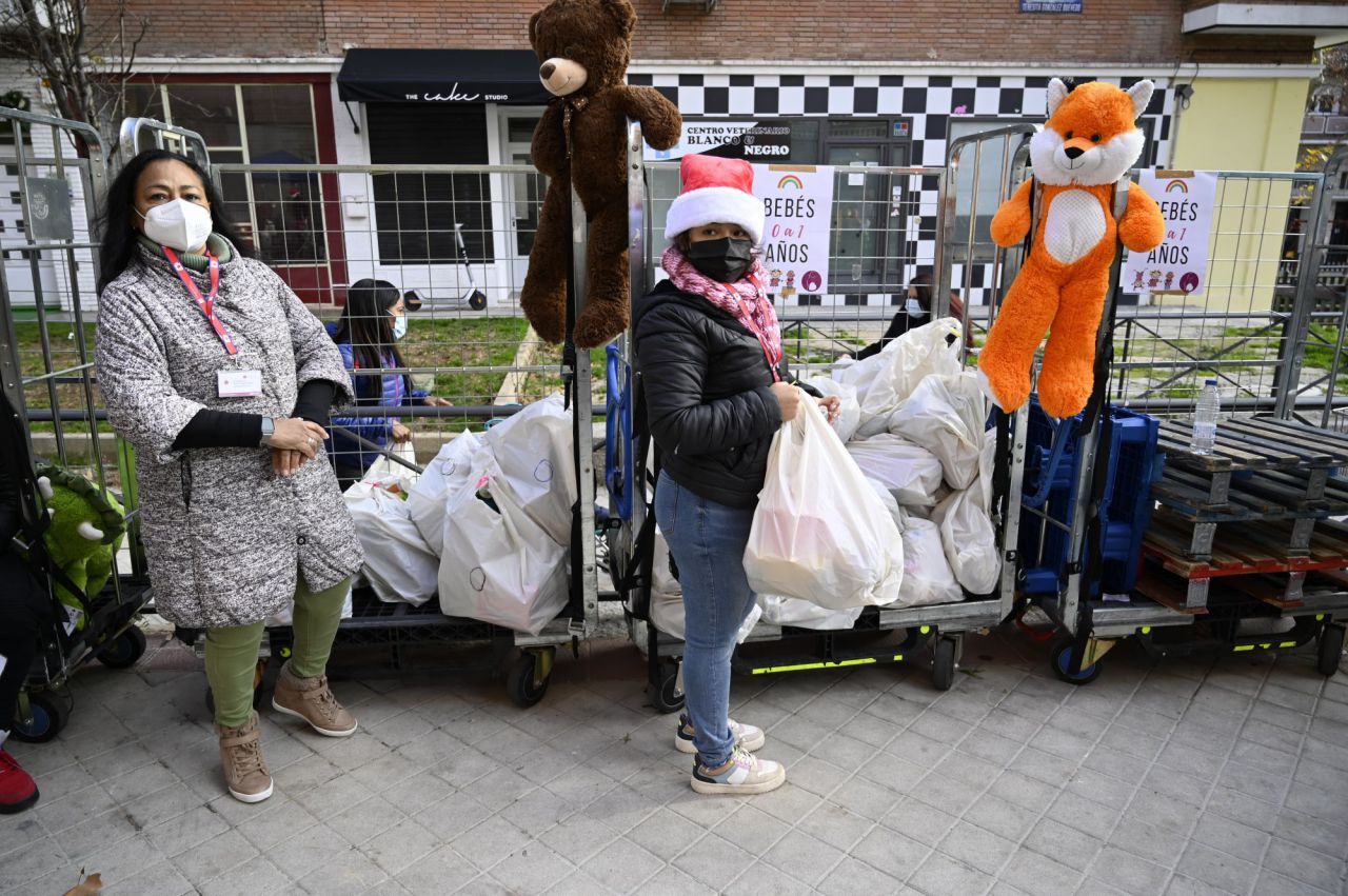 Reparto de juguetes de la Fundación Madrina en la Parroquia Santa Maria Micaela y San Enrique, en la Plaza de San Amaro, a personas necesitadas