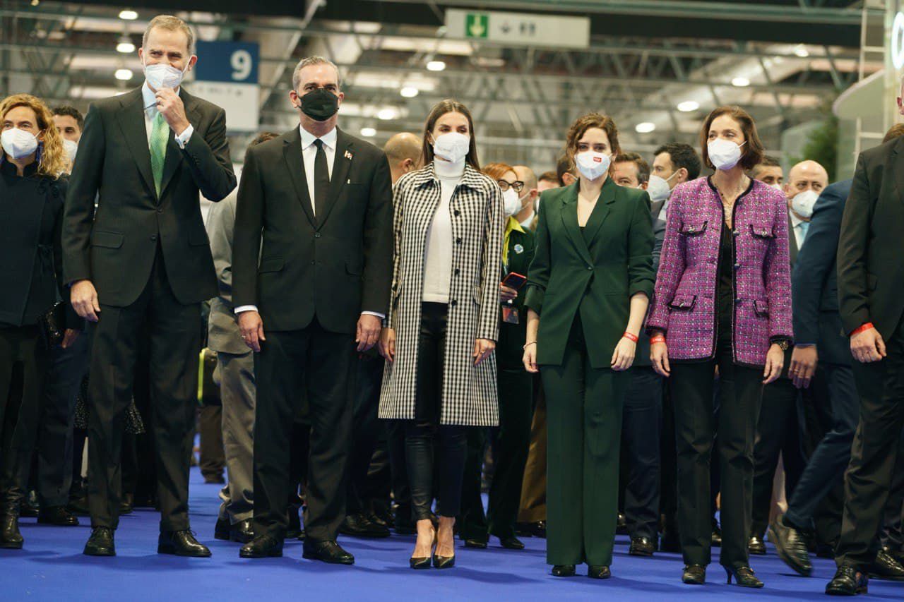 El Rey Felipe VI, José Vicente de los Mozos, la Reina Letizia Ortiz, Isabel Díaz Ayuso y Reyes Maroto durante la inauguración
