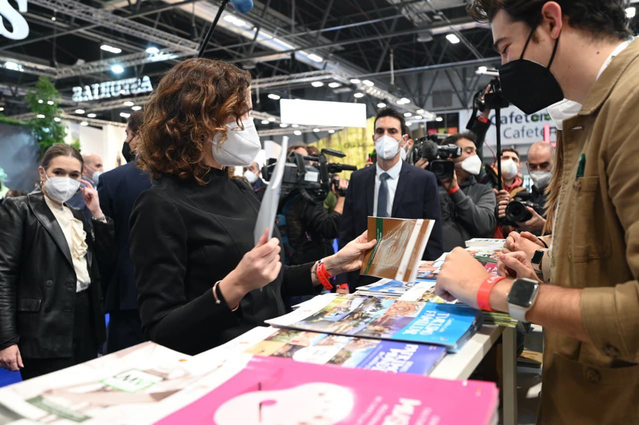 La presidenta de la Comunidad de Madrid, Isabel Díaz Ayuso, visita el stand de Velilla.