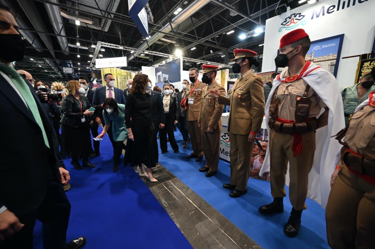 La presidenta de la Comunidad de Madrid, Isabel Díaz Ayuso, visita el stand de Velilla