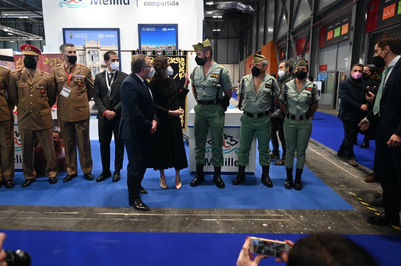 La presidenta de la Comunidad de Madrid, Isabel Díaz Ayuso, visita el stand de Velilla
