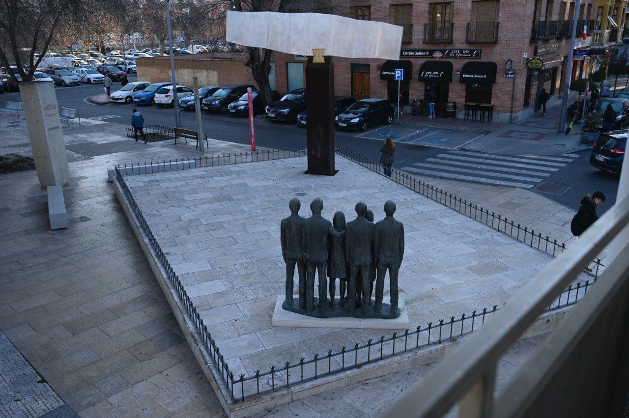 Monumento homenaje a los fallecidos en Alcalá de Henares en los atentados del 11-M.
