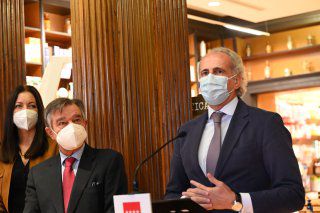 El consejero de Sanidad de la Comunidad de Madrid, Enrique Ruiz Escudero, ha presentado el identificador único digital, un sistema que sustituirá progresivamente al tradicional Cupón Precinto (Código de Barras) en la dispensación de medicamentos con receta electrónica en las oficinas de farmacia