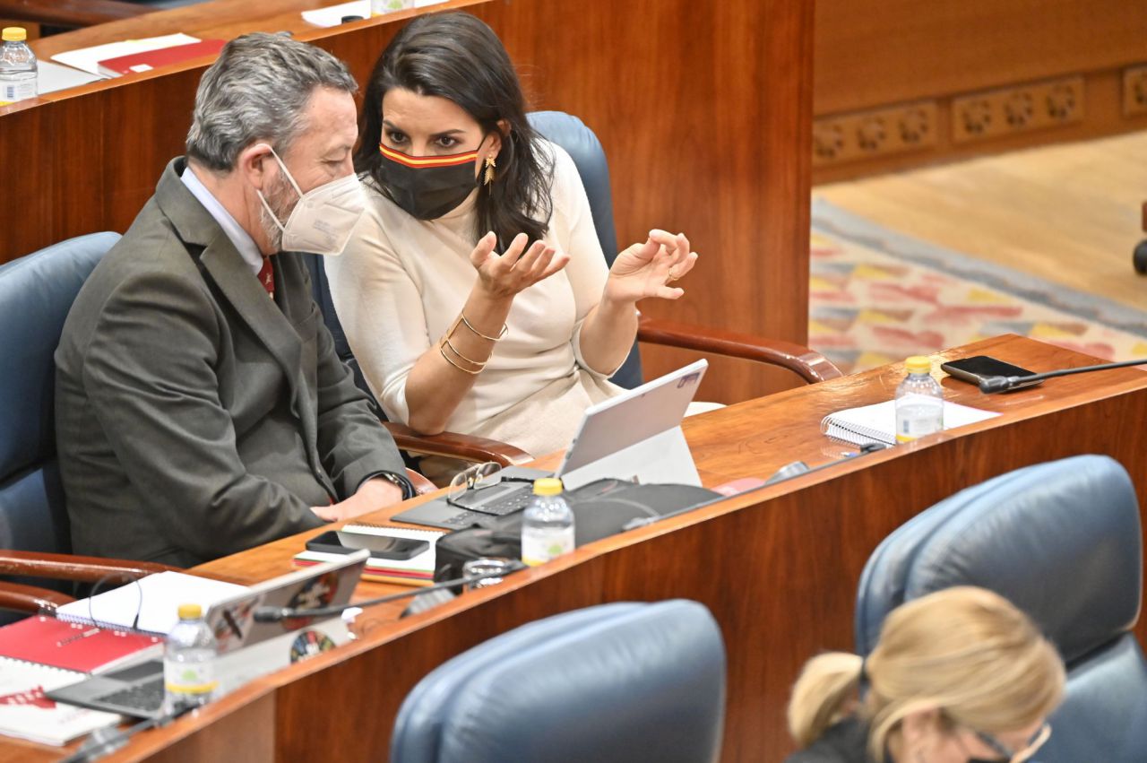 Íñigo Henríquez de Luna, portavoz adjunto de Vox, y Rocío Monasterio, portavoz de Vox en la Asamblea de Madrid