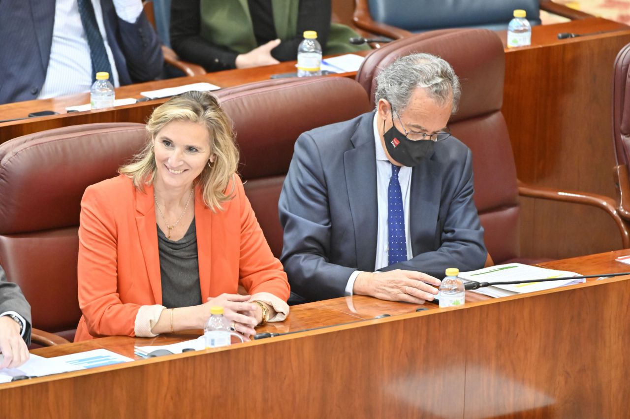 La consejera de Medio Ambiente, Vivienda y Agricultura de la Comunidad de Madrid, Paloma Martín y el portavoz de la Comunidad de Madrid y consejero de Educación, Enrique Ossorio