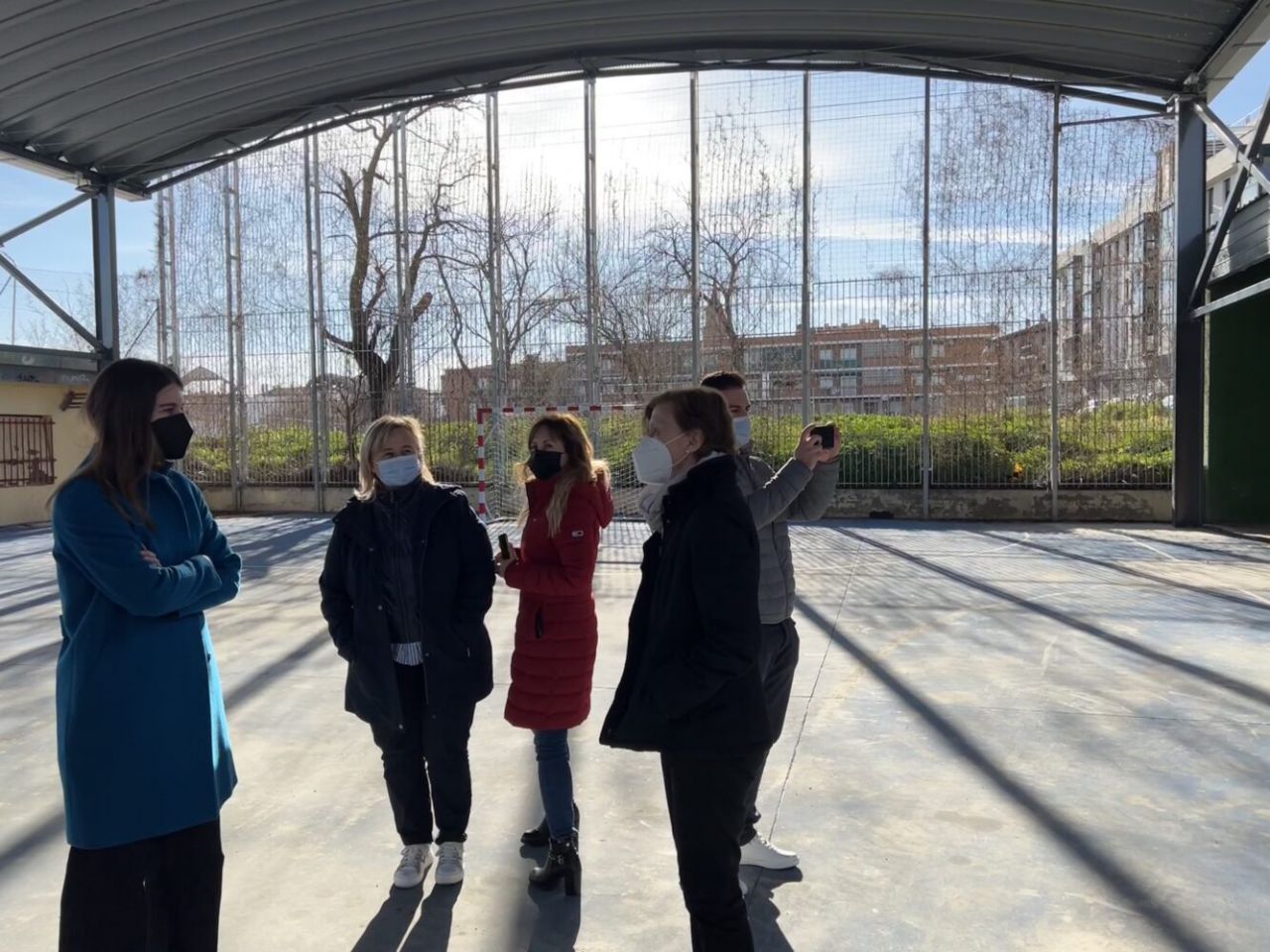 La concejala de Deporte, Sofía Miranda, visita la nueva cubierta del campo de fútbol sala del IDB Orión Júpiter, en el barrio del Casco Histórico de Barajas. 