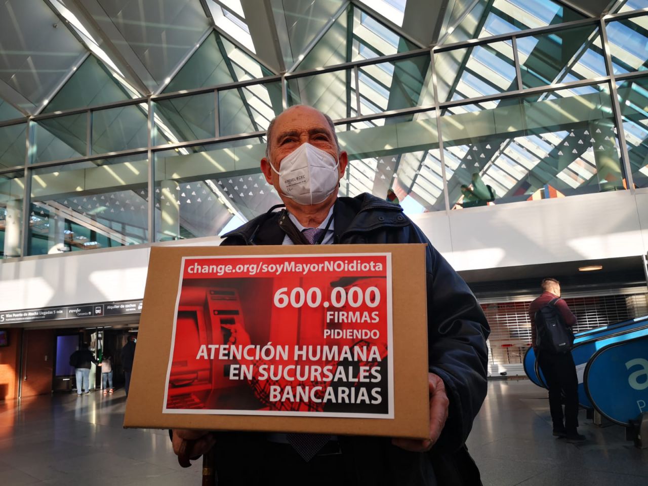 Carlos San Juan, a su llegada a Atocha con las firmas recogidas en la campaña 'Soy mayor, no idiota' 