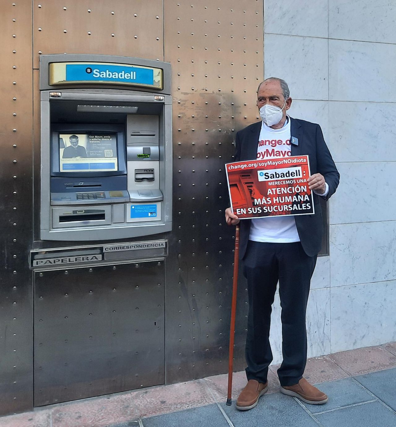 Carlos San Juan al lado del cajero de una entidad bancaria.