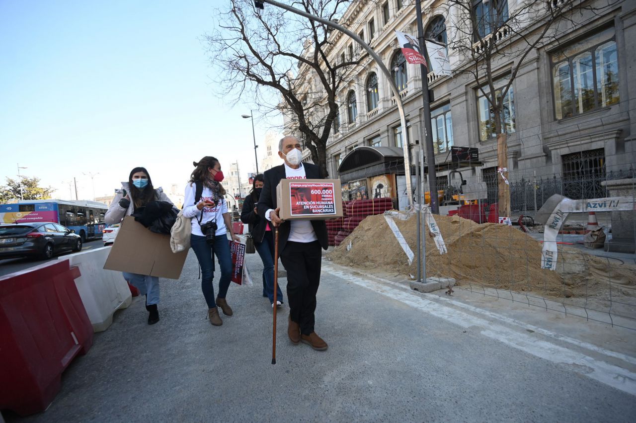 Carlos San Juan por Madrid con las firmas