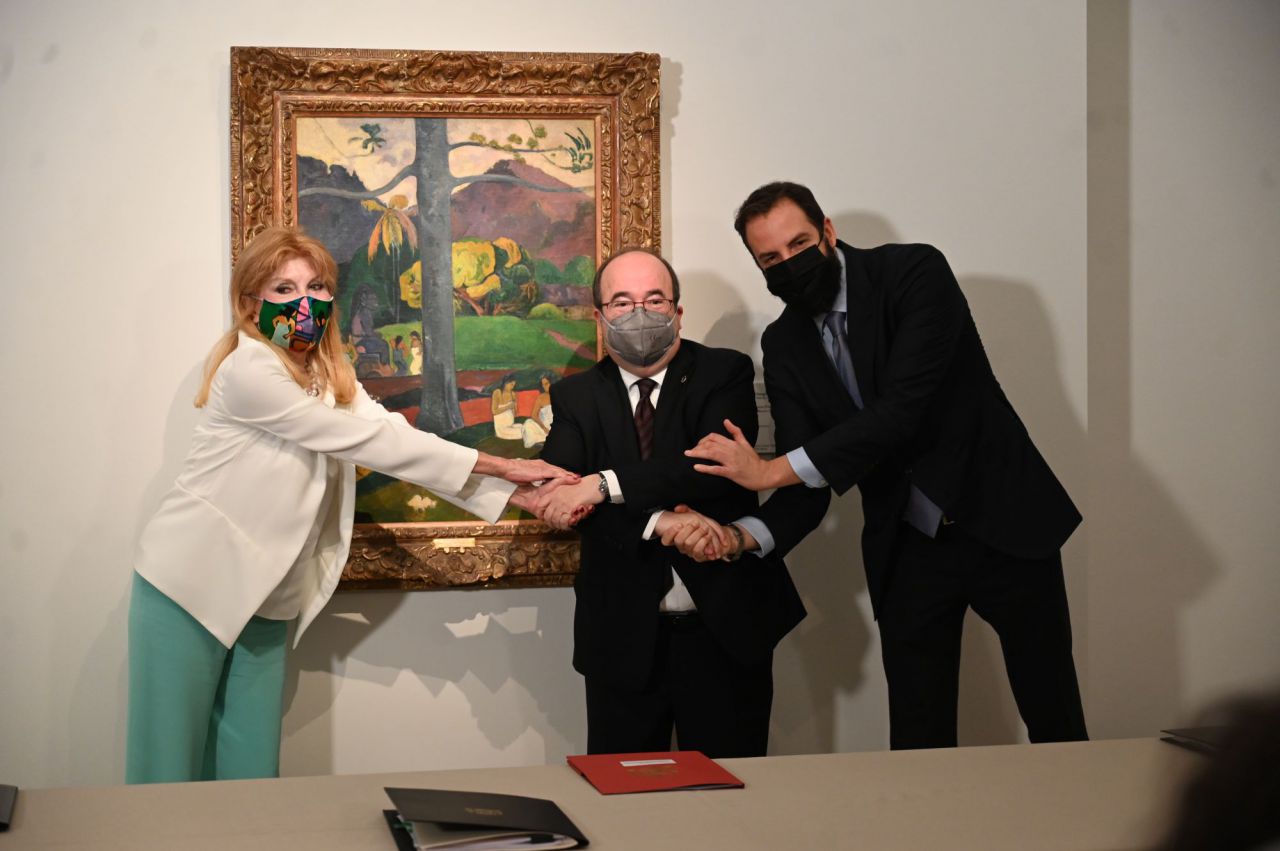El ministro de Cultura y Deporte, Miquel Iceta, tras la firma del acuerdo, con Carmen Cervera y Borja Thyssen