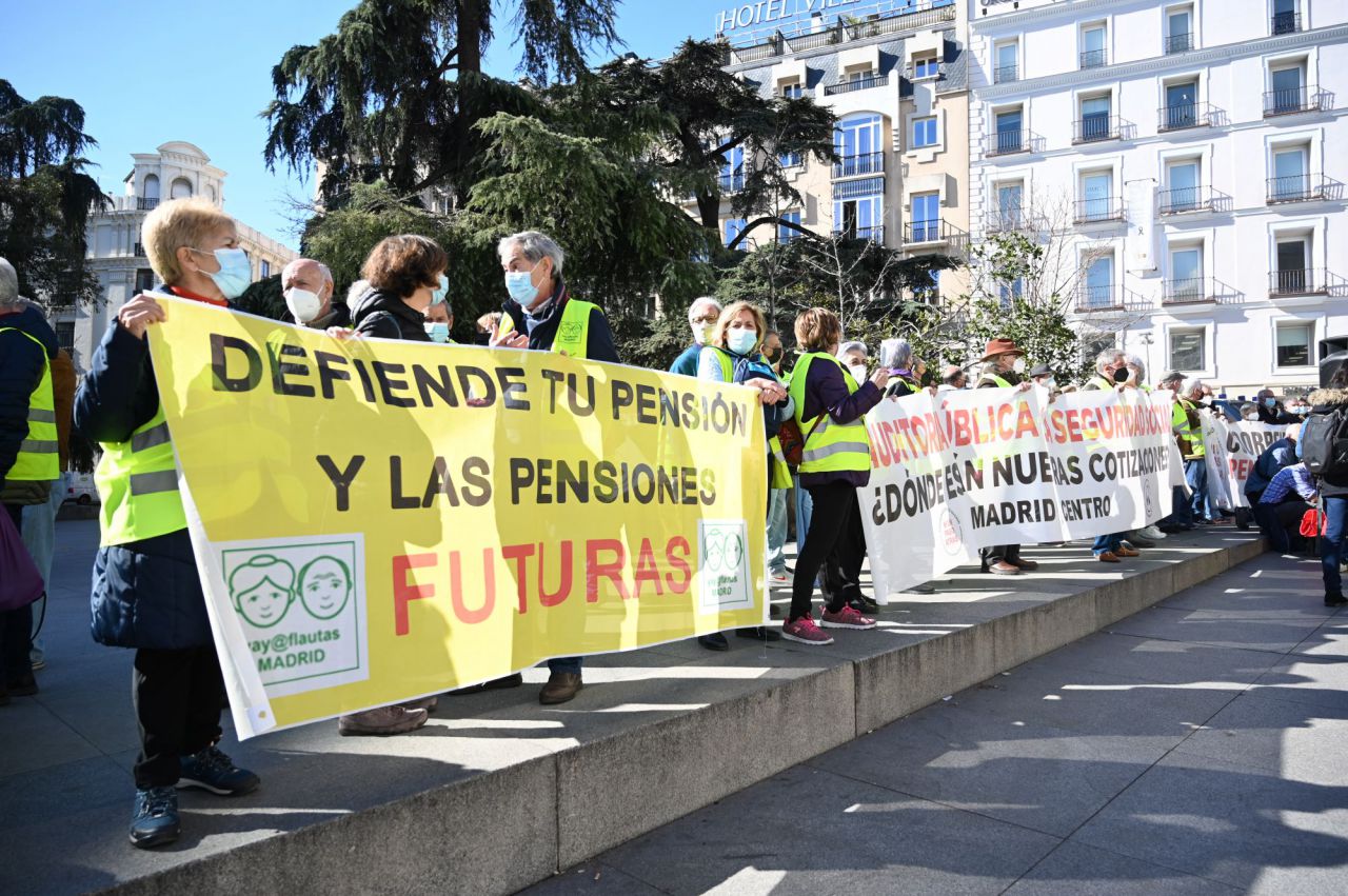 Pensionistas de COORPENMADRID-COESPE se manifiestan frente al Congreso de los Diputados con una parodia de asalto al propio banco como en la Casa de Papel.