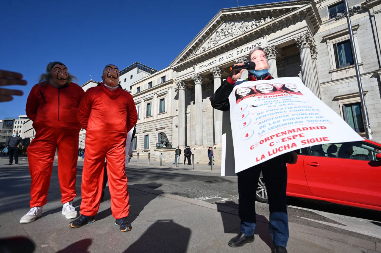 Pensionistas de COORPENMADRID-COESPE se manifiestan frente al Congreso de los Diputados con una parodia de asalto al propio banco como en la Casa de Papel.