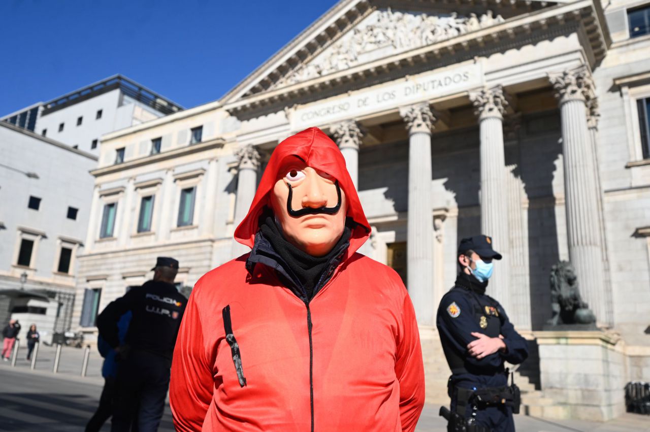 Pensionistas de COORPENMADRID-COESPE se manifiestan frente al Congreso de los Diputados con una parodia de asalto al propio banco como en la Casa de Papel.