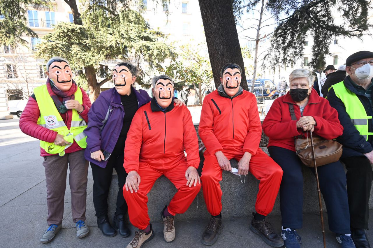 Pensionistas de COORPENMADRID-COESPE se manifiestan frente al Congreso de los Diputados con una parodia de asalto al propio banco como en la Casa de Papel.