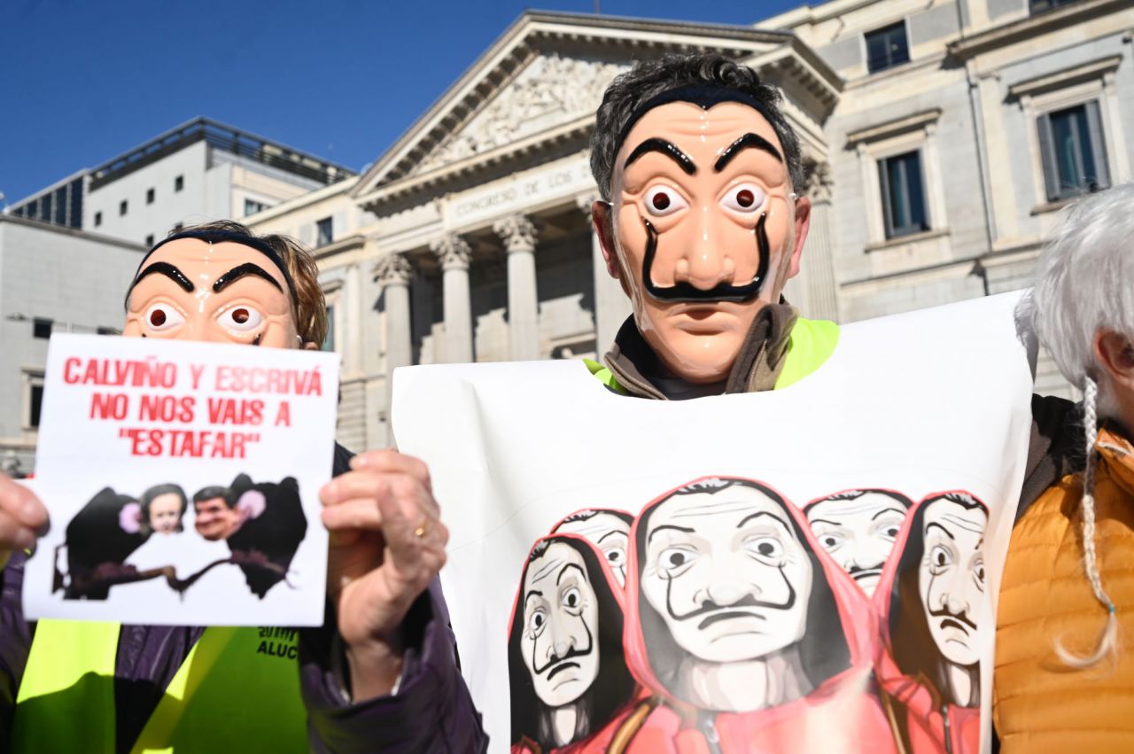Pensionistas de COORPENMADRID-COESPE se manifiestan frente al Congreso de los Diputados con una parodia de asalto al propio banco como en la Casa de Papel.