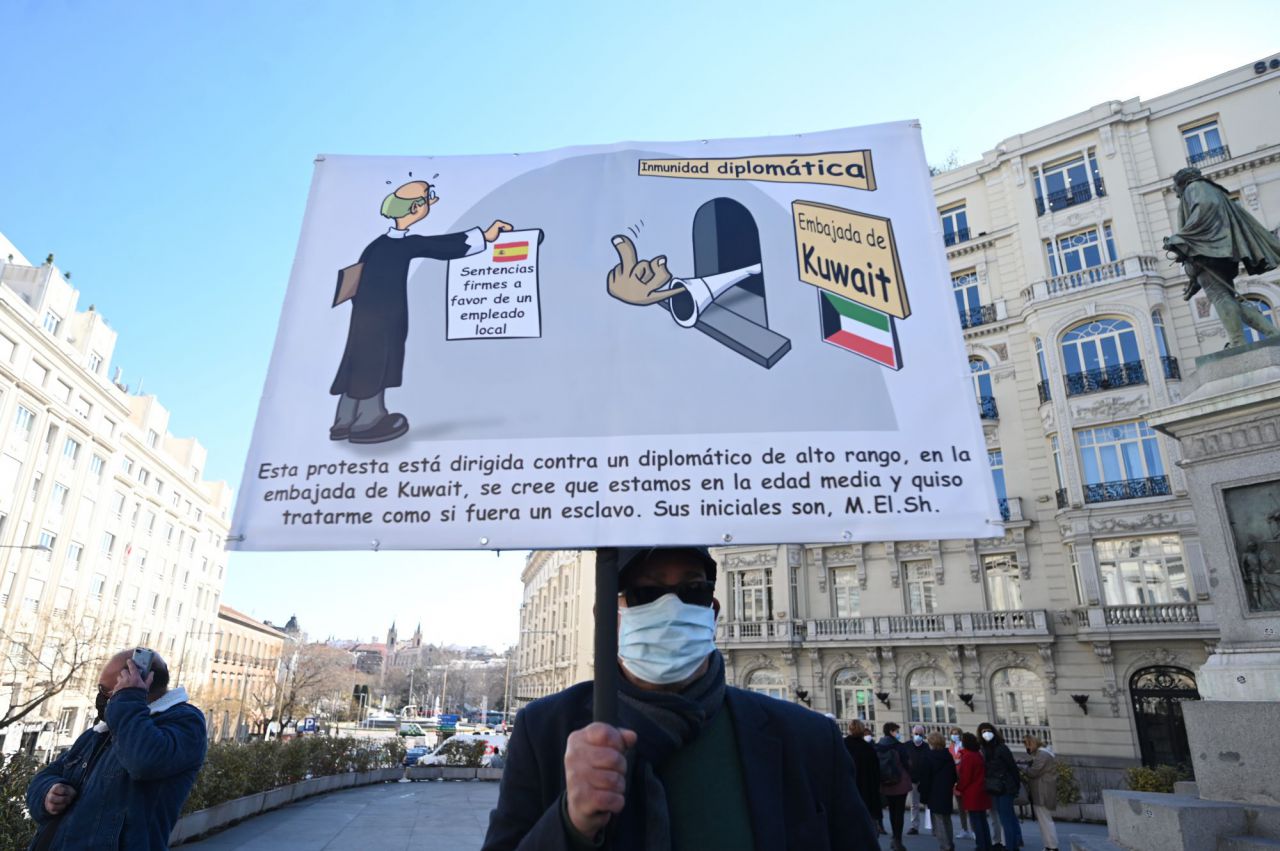 Pensionistas de COORPENMADRID-COESPE se manifiestan frente al Congreso de los Diputados con una parodia de asalto al propio banco como en la Casa de Papel.