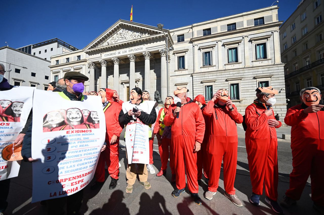 Pensionistas de COORPENMADRID-COESPE se manifiestan frente al Congreso de los Diputados con una parodia de asalto al propio banco como en la Casa de Papel.