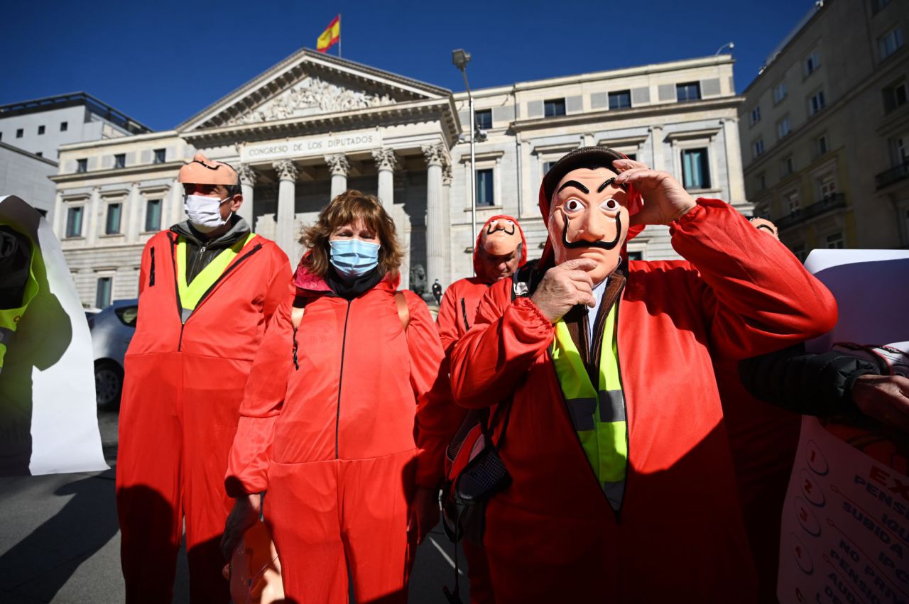 Pensionistas de COORPENMADRID-COESPE se manifiestan frente al Congreso de los Diputados con una parodia de asalto al propio banco como en la Casa de Papel.