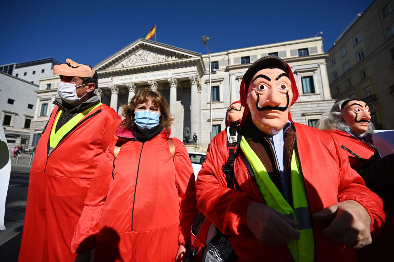 Pensionistas de COORPENMADRID-COESPE se manifiestan frente al Congreso de los Diputados con una parodia de asalto al propio banco como en la Casa de Papel.