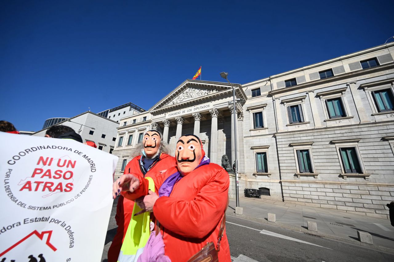 Pensionistas de COORPENMADRID-COESPE se manifiestan frente al Congreso de los Diputados con una parodia de asalto al propio banco como en la Casa de Papel.