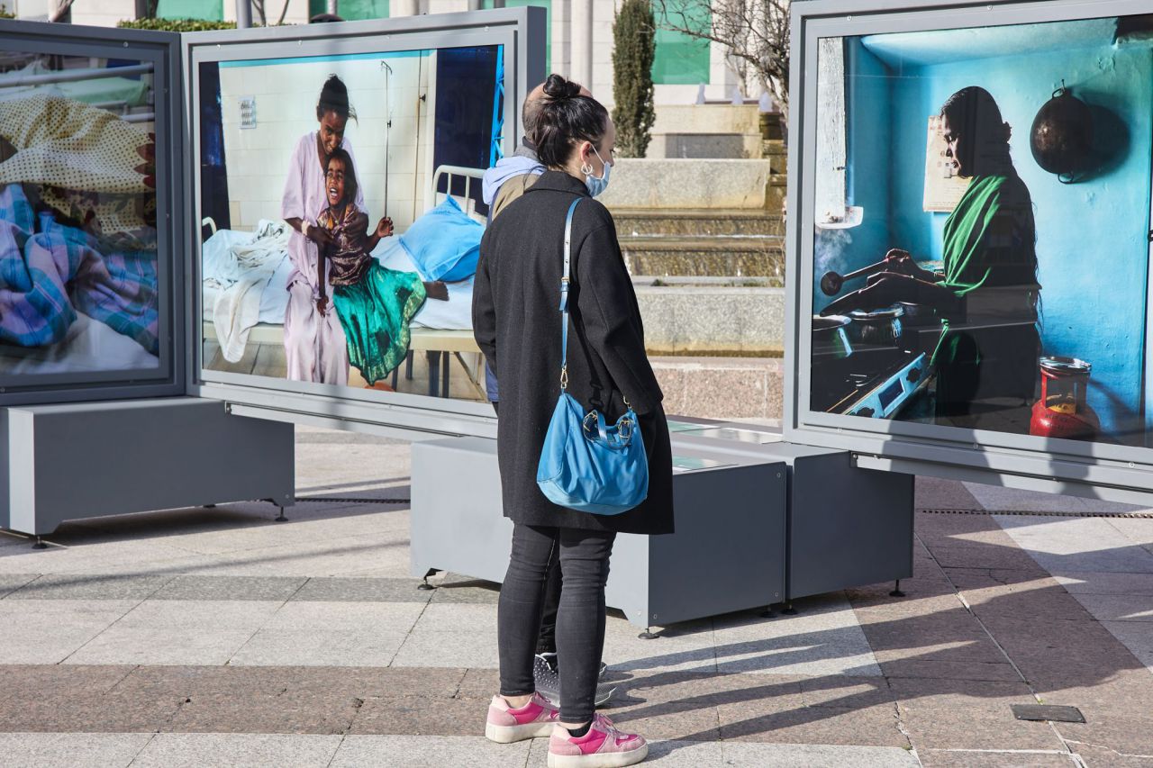 Exposición 'Tierra de Sueños' en la plaza Mayor de Alcobendas
