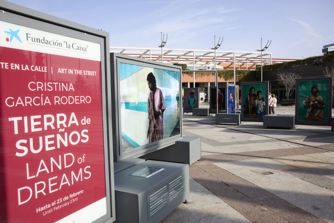 Exposición 'Tierra de Sueños' en la plaza Mayor de Alcobendas