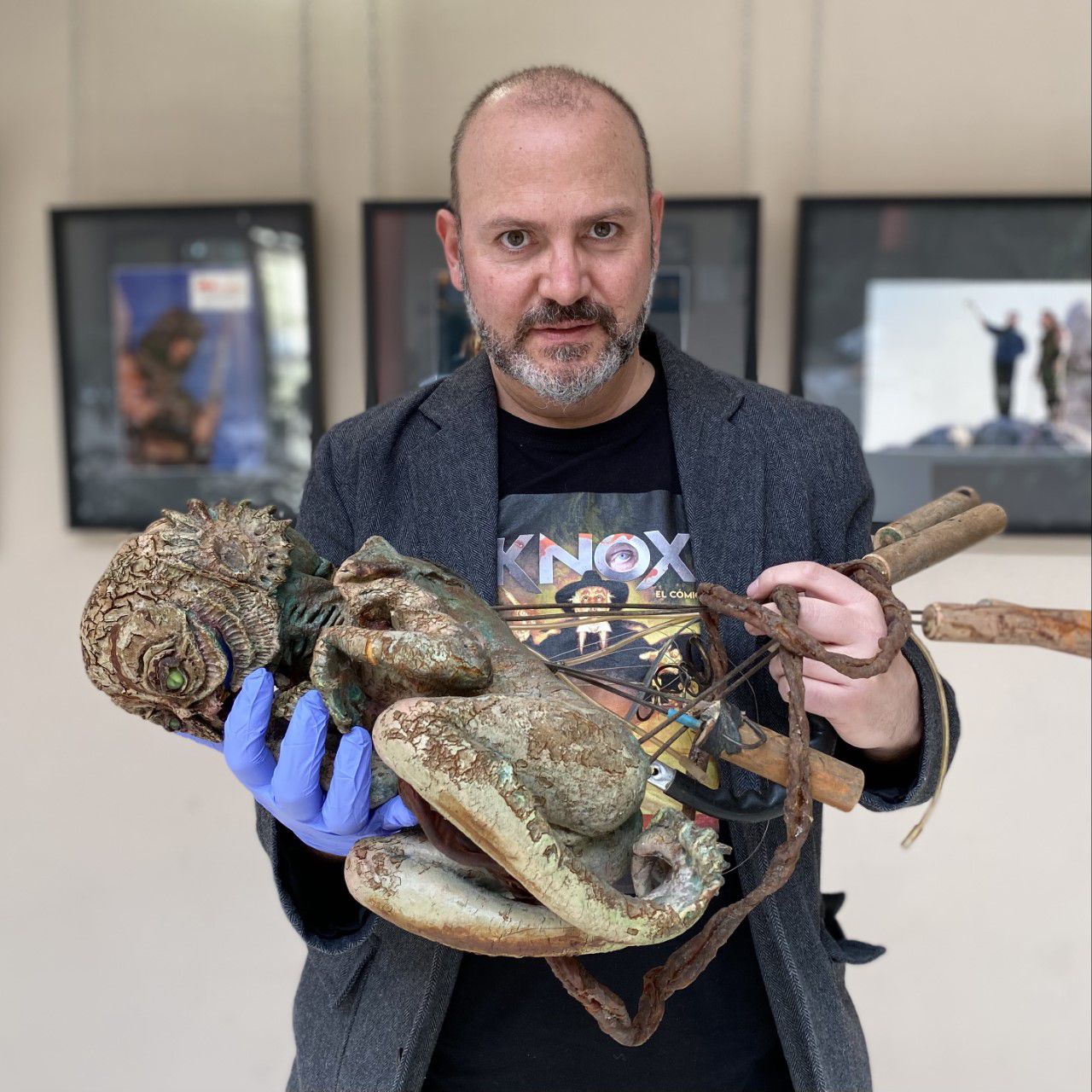 El comisario de la exposición,Víctor Matellano, con la criatura de la película La Grieta.