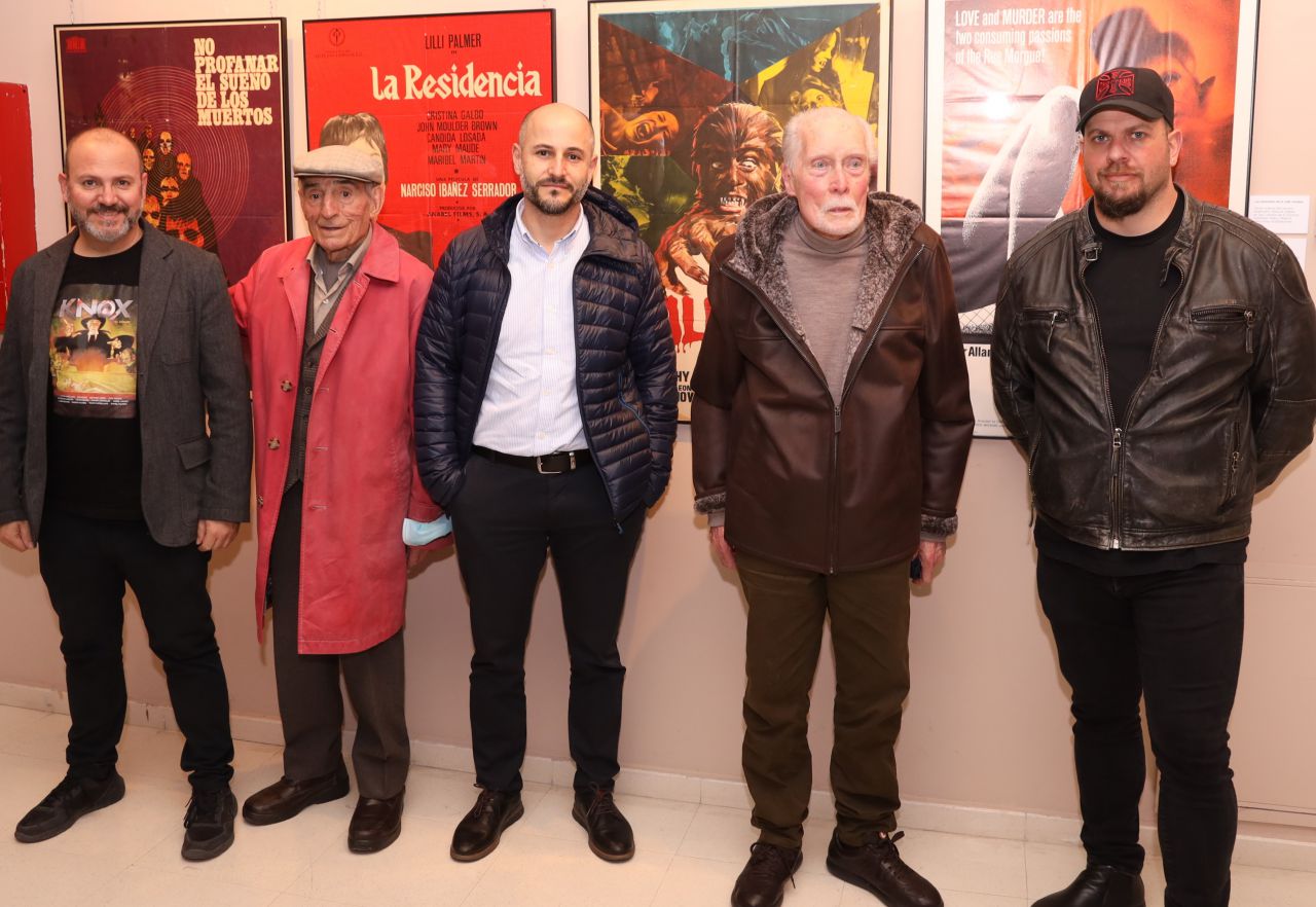 Jack Taylor, Saturnino García, Alejandro Ibáñez, Sergio Molina junto al comisario Víctor Matellano, visitando la exposición.