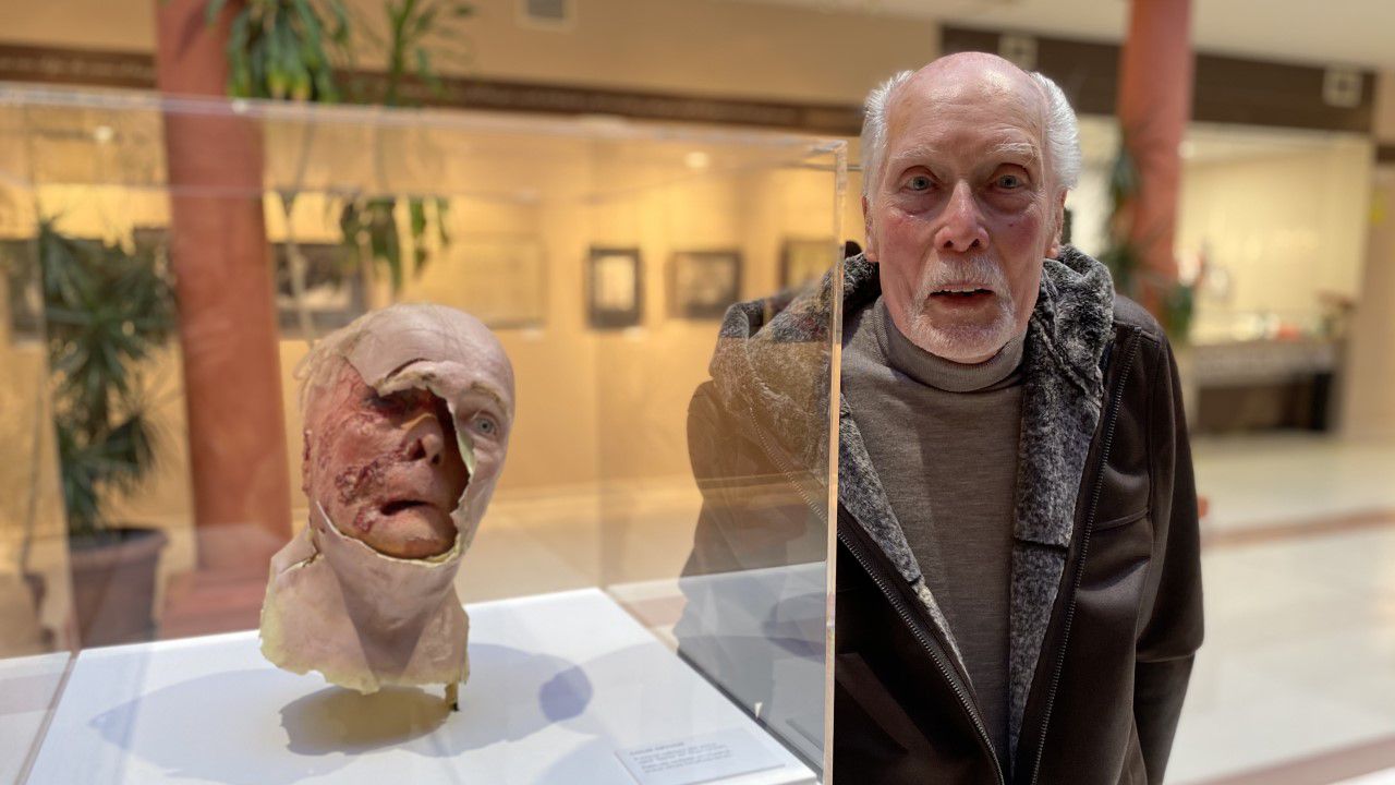 Jack Taylor visitando la exposición