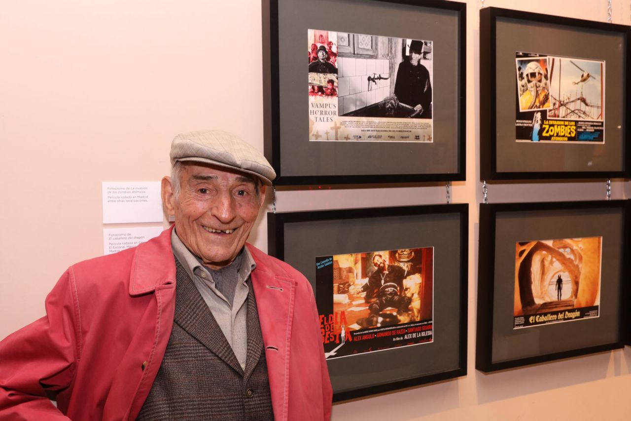 Saturnino García visitando la exposición