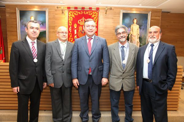 Lorenzo Silva con los periodistas Arturo de la Cruz (RNE) y Ángel del Río (COPE) y el fundador del centro Unesco Getafe, Martín Sánchez.