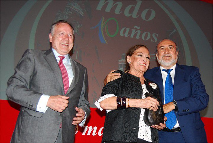 La actriz y cantante Nati Mistral recogió el Premio Madrid a 'Toda una vida' de las manos del ex alcalde José María Álvarez del Manzano. Además el periodista Ángel del Río, miembro del jurado de los premios, subió al escenario para felicitar a la artista.