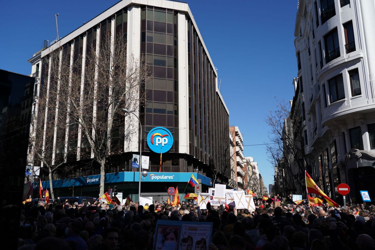 Simpatizantes de Ayuso se manifiestan en Génova