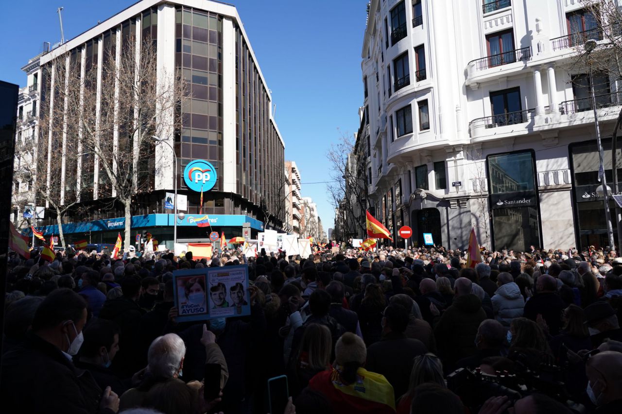 Simpatizantes de Ayuso se manifiestan en Génova