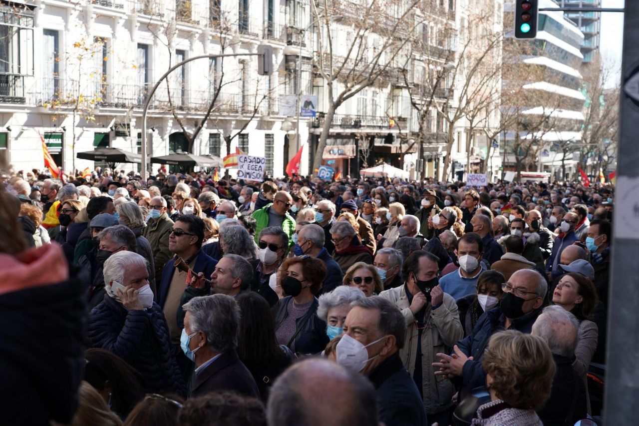 Simpatizantes de Ayuso se manifiestan en Génova