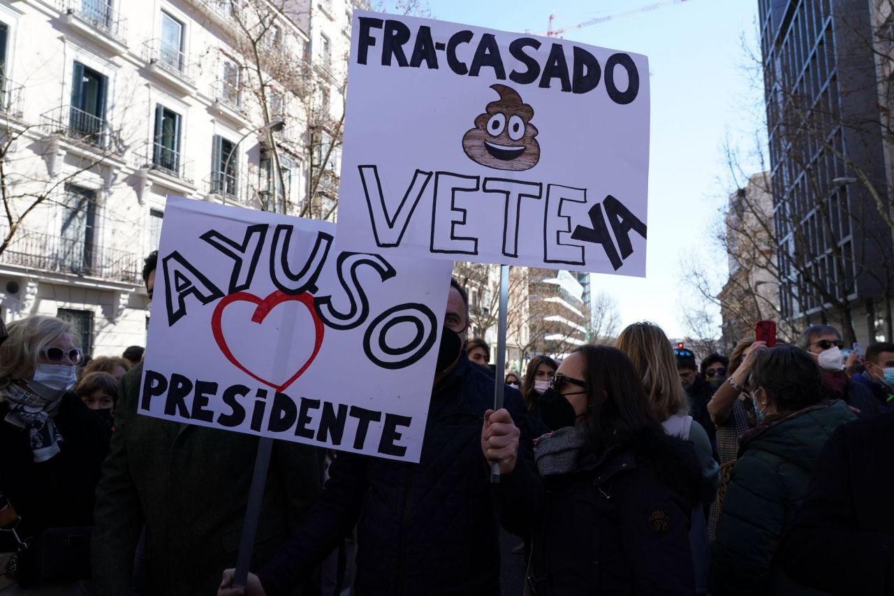 Simpatizantes de Ayuso se manifiestan en Génova