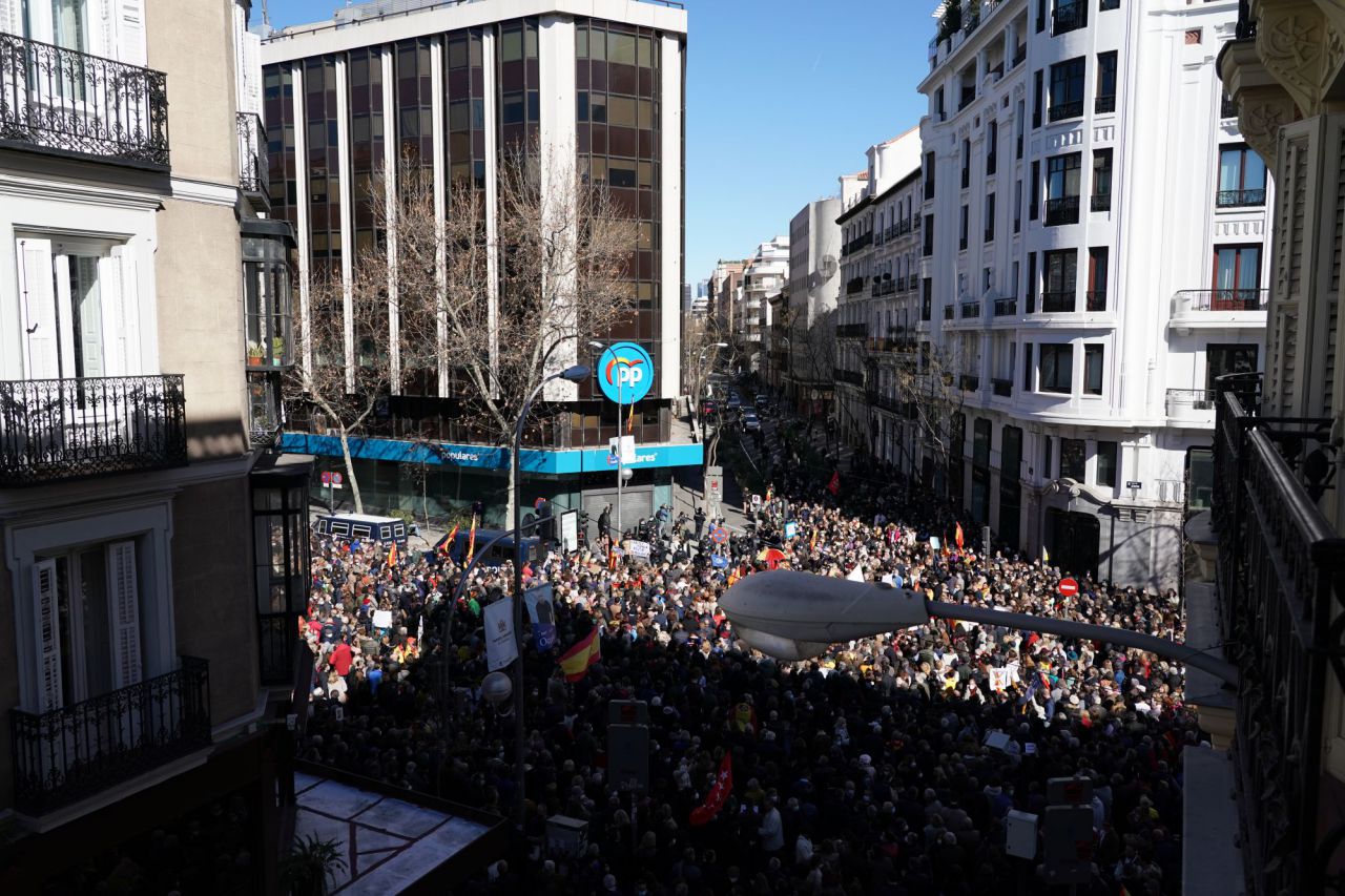 Simpatizantes de Ayuso se manifiestan en Génova