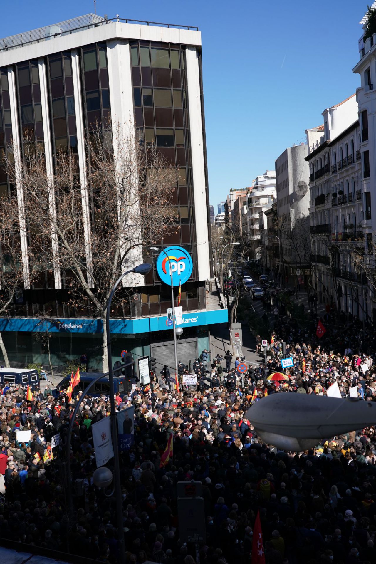 Simpatizantes de Ayuso se manifiestan en Génova