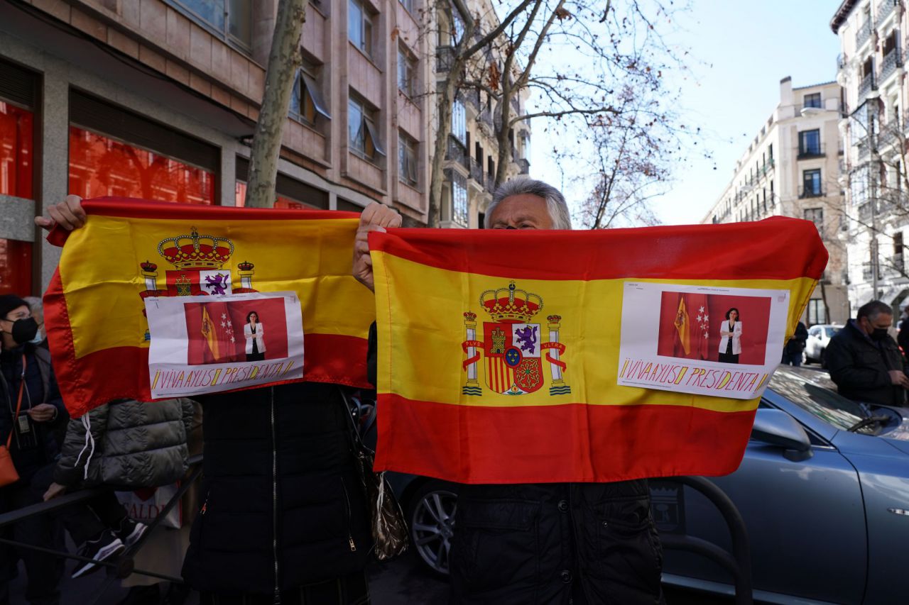 Simpatizantes de Ayuso se manifiestan en Génova