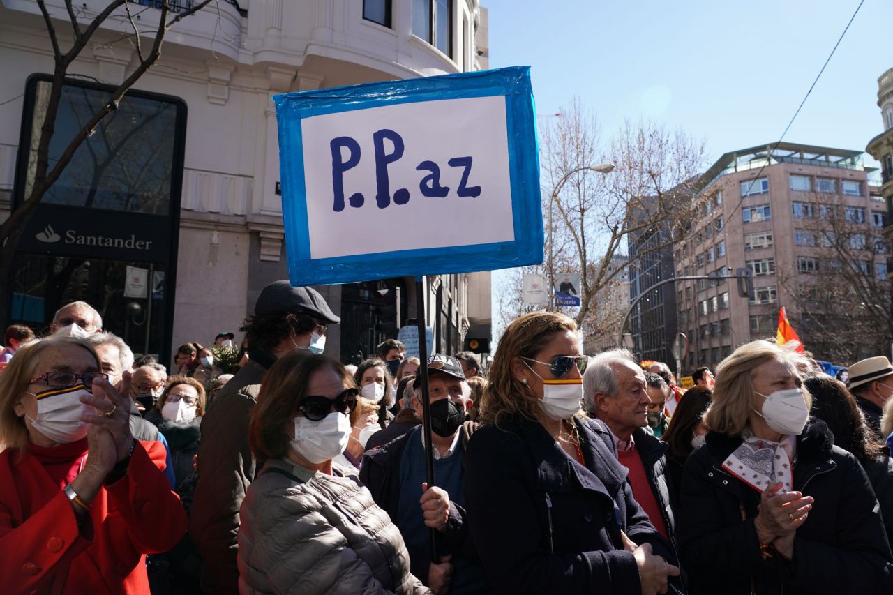 Simpatizantes de Ayuso se manifiestan en Génova