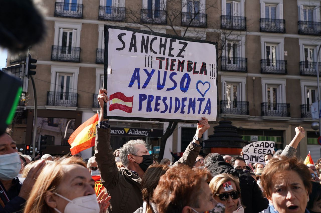 Simpatizantes de Ayuso se manifiestan en Génova
